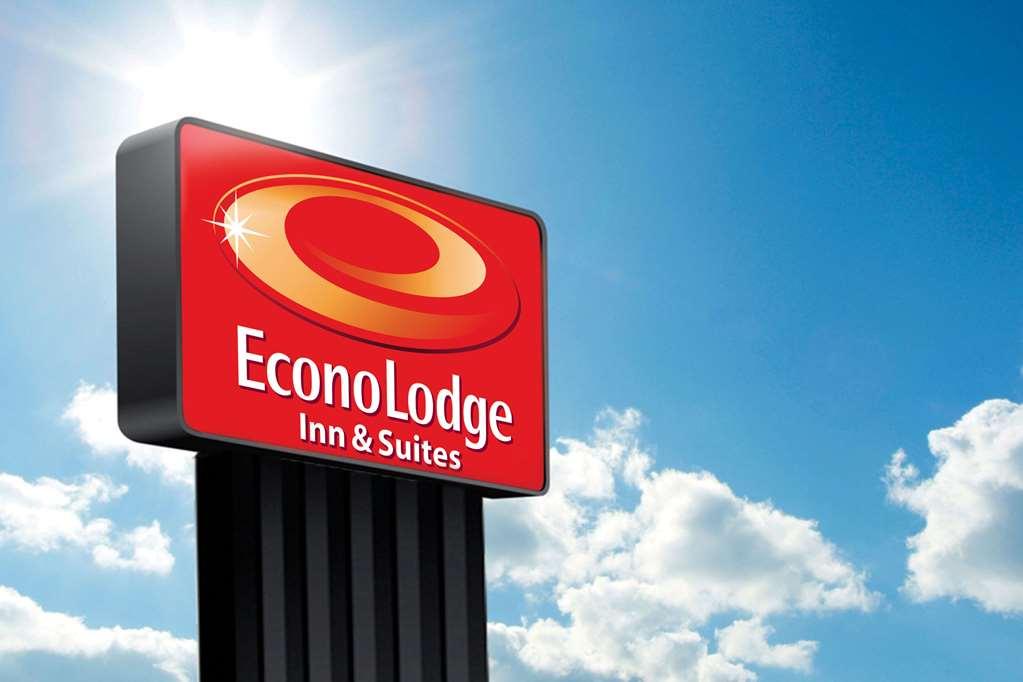 Econo Lodge Inn & Suites Greenbrier Exterior photo