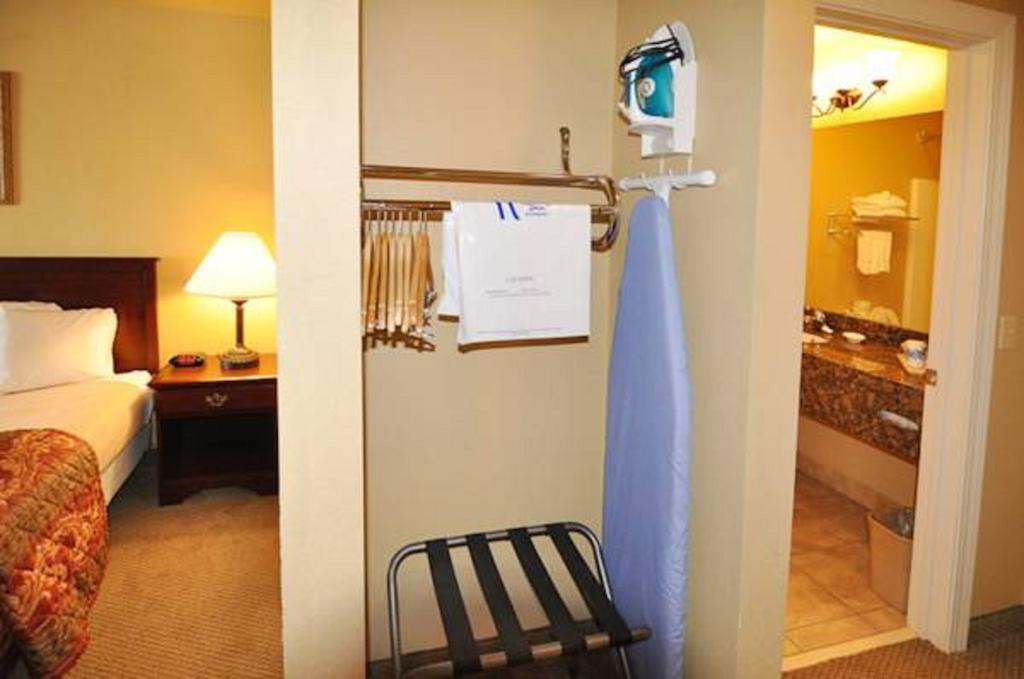 Econo Lodge Inn & Suites Greenbrier Room photo