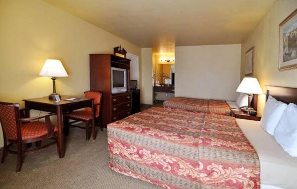 Econo Lodge Inn & Suites Greenbrier Exterior photo